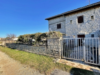 Istra, Kanfanar – Edinstvena železniška hiša s potencialom za prenovo na prodaj