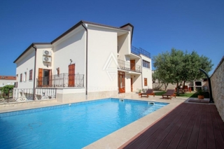 Istra, Novigrad – Razkošna vila s pogledom na morje in sodobnimi udobji na prodaj