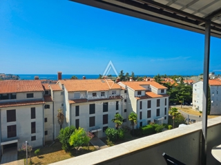 STANOVANJE V BLIZINI CENTRA MESTA IN PLAŽE S PANORAMSKIM POGLEDOM NA MORJE IN MESTO POREČ