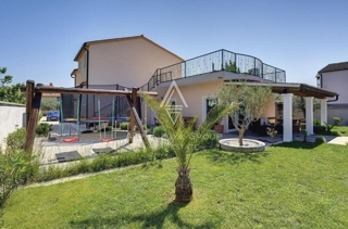 Hiša s pravljičnim vrtom in bazenom v bližini morja, Istra, Medullin