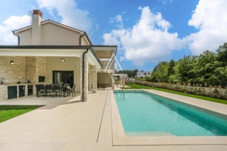 LEPA NOVA HIŠA V BLIŽINI CENTRA POREČA