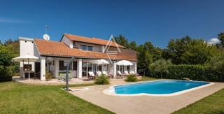 Poreč - Razkošna Hiša s Zasebnim Bazénom Naprodaj