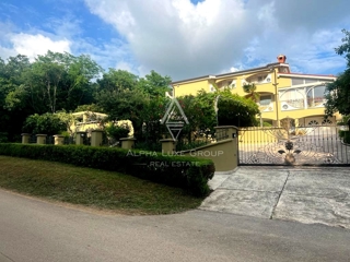 ALPHA LUXE GROUP, Prodamo prostorno vilo v bližini Poreča, panoramski pogled na morje.