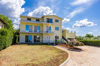 Umag, Istra: Prostorna hiša s 4 stanovanji, 3 nadst.