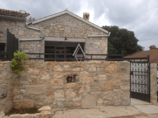 Istra, Poreč – Prenovljena kamnita vrstna hiša z bazenom na prodaj