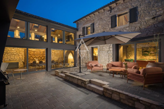 Istra, Poreč: Moderna kamnita hiša blizu obale