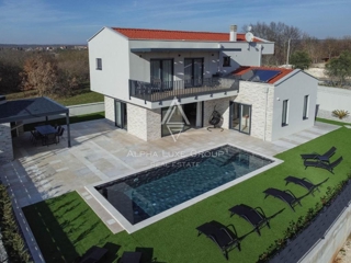 Sveti Lovreč - Elegantna vila v mirni istrski vasi