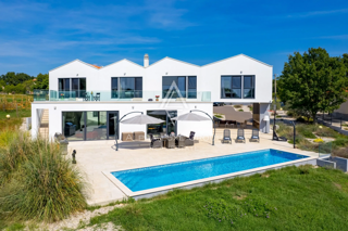 Istra, Višnjan: Luksuzna vila z bazenom in velikim vrtom