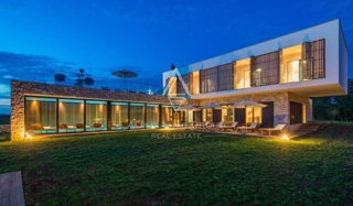 Istra, Poreč – Luksuzna vila z notranjim bazenom in wellnessom na prodaj