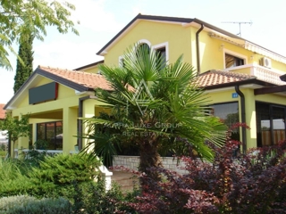 Umag in okolica: Odlična investicijska priložnost s poslovno stavbo in apartmajsko hišo