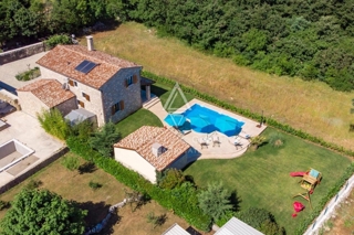 Čudovita kamnita vila s prostornim vrtom in pogledom na gozd, Svetvinčenat, Istra