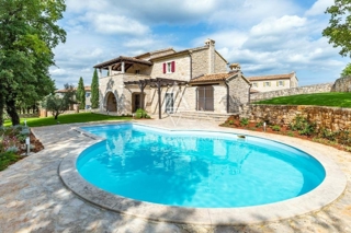 Poreč Center: Elegantna kamnita vila z bazenom naprodaj