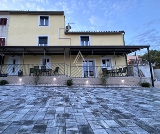 Poreč - Obnovljena domačija s pogledom na morje in vrtom naprodaj