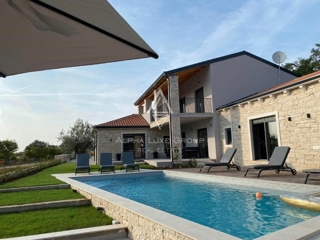 Luksuzna vila z wellness oazo, obdana z zelenjem in pogledom na morje, Tinjan, ISTRA