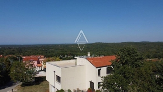 MODERNA VILA Z DVEMA STANOVANJSKIMA ENOTAMA, PANORAMSKI POGLED NA MORJE, OKOLICA POREČA, INVESTICIJSKA PRILOŽNOST