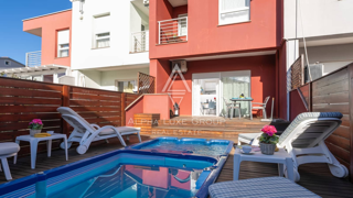 Umag, Istra – Sodobno dvoetažno stanovanje z bazenom