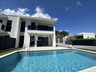 Istra, Umag, okolica – moderna dvojna vila z bazenom, 1,3 km od morja