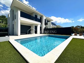 Istra, Umag, okolica – dvojna vila z bazenom, 1,3 km od morja