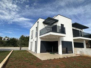 NOVIGRAD, okolica - MODERNA DVOJNA HIŠA NA VRHUNSKI LOKACIJI - SAMO 300 m OD MORJA!