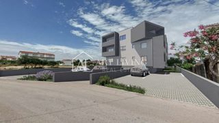 Vodice – NOVOGRADNJA, pritlično stanovanje z vrtom, 500 m od morja