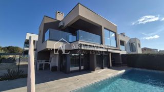 Poreč, moderna luksuzna vila z bazenom, 500 m od morja