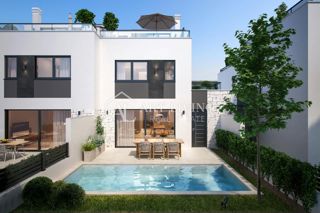 Poreč - atraktivna vrstna hiša z bazenom na TOP lokaciji - NOVOGRADNJA!