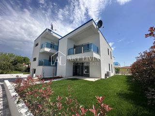 Istra, Umag, okolica - stanovanje v pritličju z velikim vrtom, 300 m od morja