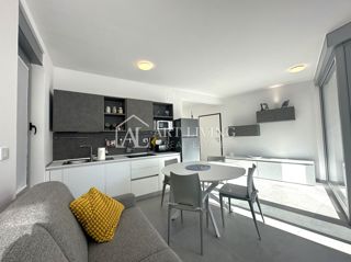 Umag, okolica – moderno enosobno stanovanje v pritličju z velikim vrtom in dvema parkirnima mestoma