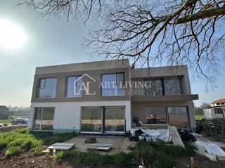 Poreč, okolica - trisobno stanovanje s strešno teraso, 90 m2 - PRILOŽNOST