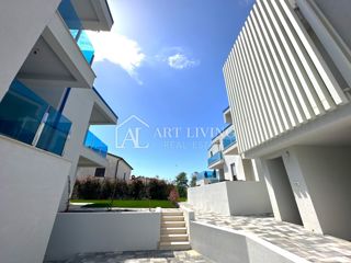 Istra, Umag, okolica - atraktivno stanovanje v prvem nadstropju, 300 m od morja