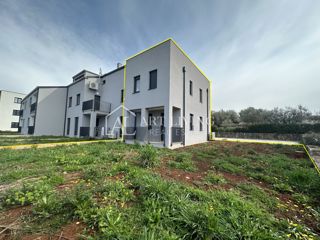Poreč, okolica - dvosobno, dvoetažno stanovanje z vrtom velikosti 135 m2