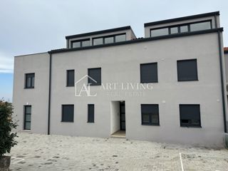 Poreč, okolica - dvoetažno trisobno stanovanje z edinstveno strešno teraso