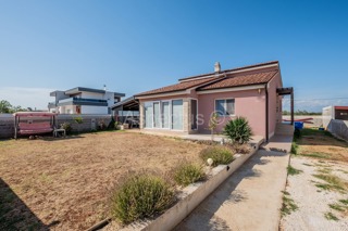 Samostojeća kuća, prizemnica, namještena, Pule