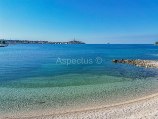 Građevinsko zemljište uz asfaltiranu cestu + kamena kuća, okolica Rovinj, Istra