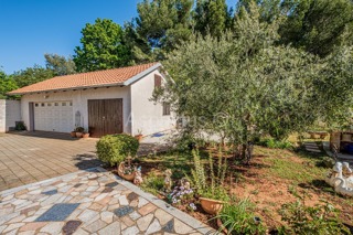 Kuća, 2 zasebna objekta + garaža, Medulin