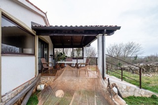 Kuća prizemnica, dvije kuće s vrtom i garažom, okolica Pule, Istočna obala Istre