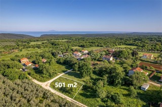 Građevinsko zemljište s građevinskom dozvolom za obiteljsku kuću, nadomak Pule