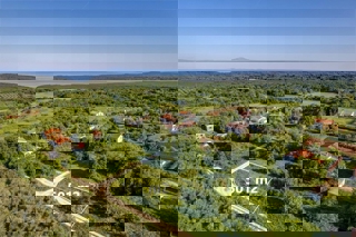 Gradbeno zemljišče z gradbenim dovoljenjem za družinsko hišo, v bližini Pule