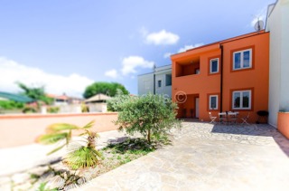 Kuća s bazenom, 4 sobe, namještena, dvorište i parking, okolica Pule