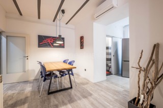 Komforan dvosoban stan + konoba, visoko prizemlje, Pula, Centar