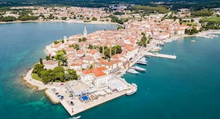 Istra, Poreč, luksuzno stanovanje, 3 spalnice, 3 kopalnice, dvorišče, 2 parkirni mesti, pogled na morje, klet