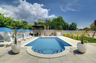 Istra, Medulin, Vila 300m2 z bazenom, 500m od morja