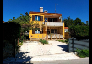 Istra, Premantura, hiša 150m2 z dvema apartmajema, 600m od morja
