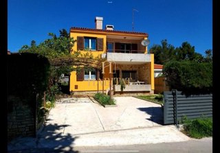 Istra, Premantura, hiša 150m2 z dvema apartmajema, 600m od morja