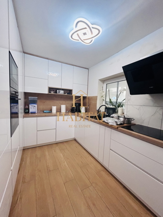 Istra, Petrovija, hiša s 3 vrstnimi apartmaji in konobo 320m2, parkirišče