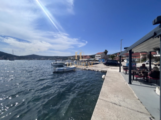 Dalmacija, Vinišće, gradbeno zemljišče 1252m2, pogled na morje iz prvega nadstropja, odlična lega, 80m od morja