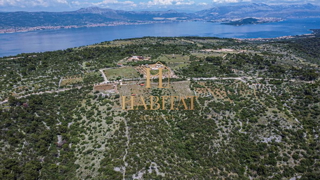 Dalmacija, Čiovo, parcela 13.649m2, tri hiše na parceli, elektrika, voda, trta
