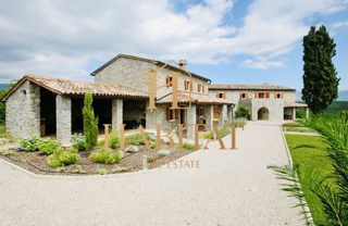 Krsan okolica, Vila 400m2, dvorišče 5000m2, 2 objekta, za turizem, bazen