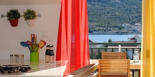 Vinišće Hiša 5 apartmajev za prodajo v bližini morja!