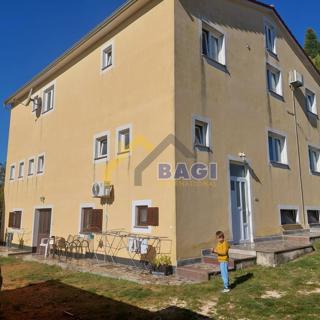 PRILOŽNOST ROVINJ OKOLICA-HIŠA S 4 STANOVANJA + POSLOVNI PROSTOR